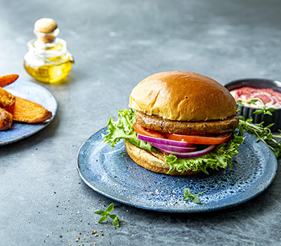 Falafelburger med søtpotetbåter og rødbetehummus