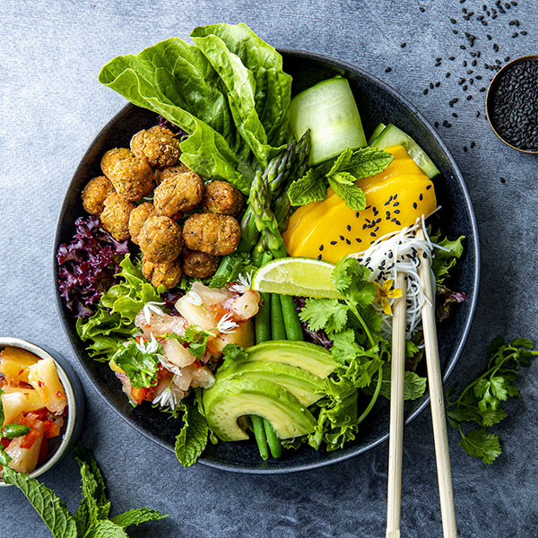 Frisk falafelbowl med mango, avokado, salat, agurk, tomat og ananas- og eplesalsa