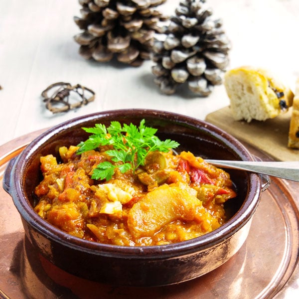 Bacalao i skål med kongler i bakgrunnen