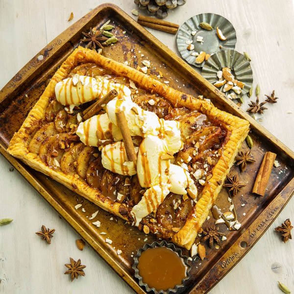 Epleterte med vaniljeis på fat