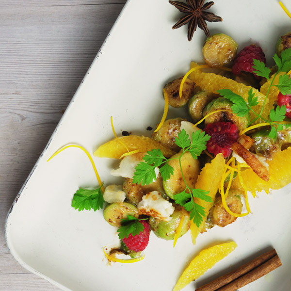 Sennepstekt rosenkål og haloumi med appelsin på fat