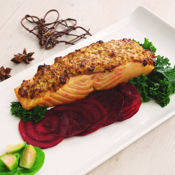 Laksefilet med grønnkål på fat