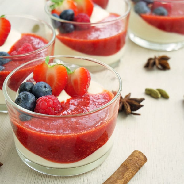 Pannacotta i glass med jordbær og blåbær