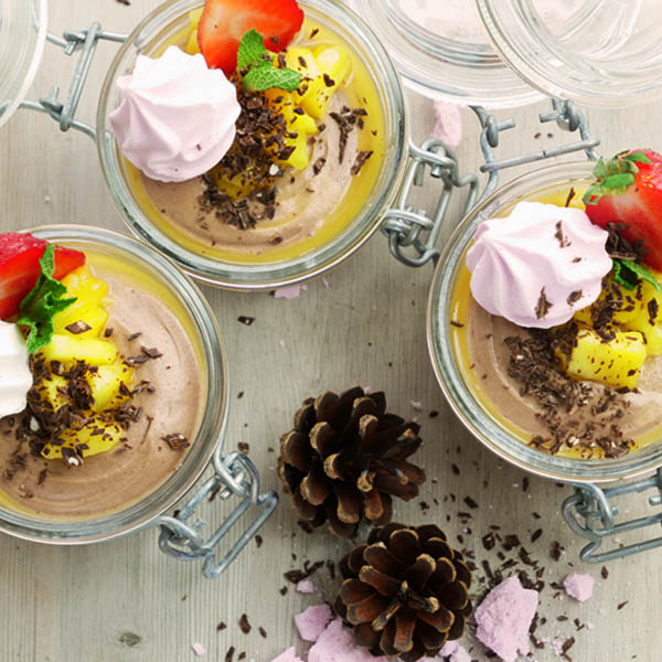 Sjokolademousse i skål med pikekyss og jordbær