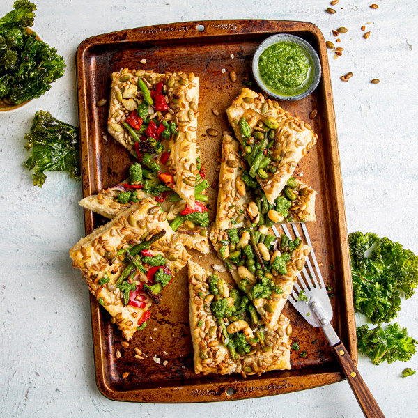 Butterdeigspai med bønneblanding på fat