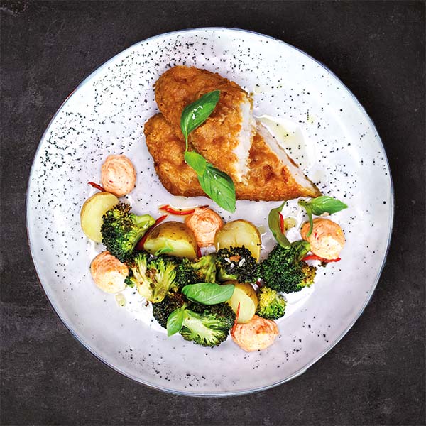 Fish 'n chips anrettet på tallerken med brokkoli, småpoteter og topper med ajvardipp