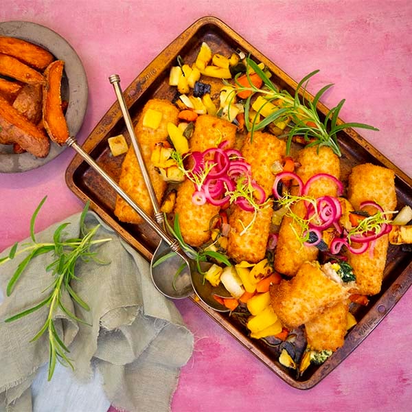 Fiskerullade Kreta på stekeplate med ovnsbakte økologiske grønnsaker, syltet rødløk, søtpotetbåter ved siden av