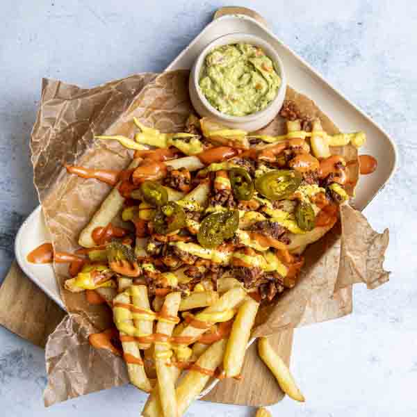 Loaded fries med kjøttdeig, kebabdressing, cheddarsaus og jalapenos