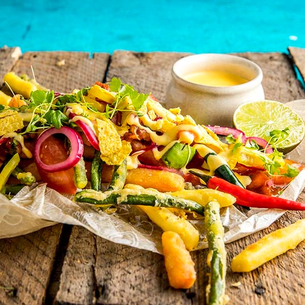 Loaded grønnsaksfries toppet med cheddar, chili, lime og syltet rødløk