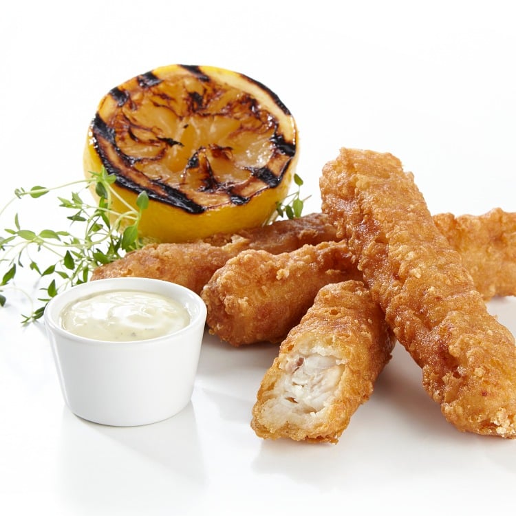 Produktbilde: Fish 'n Chips Rolls, hele og delt, med dipp i porsjonsskål.